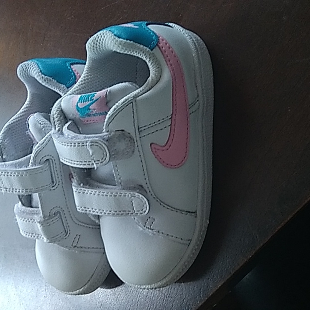 Nike: toddler size 6 girls sneakers